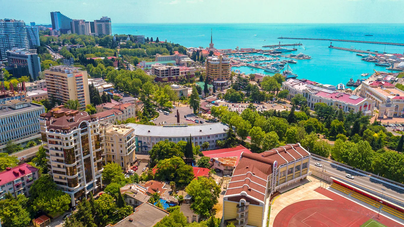 Как попасть в страну гор и моря: граница, дороги и документы